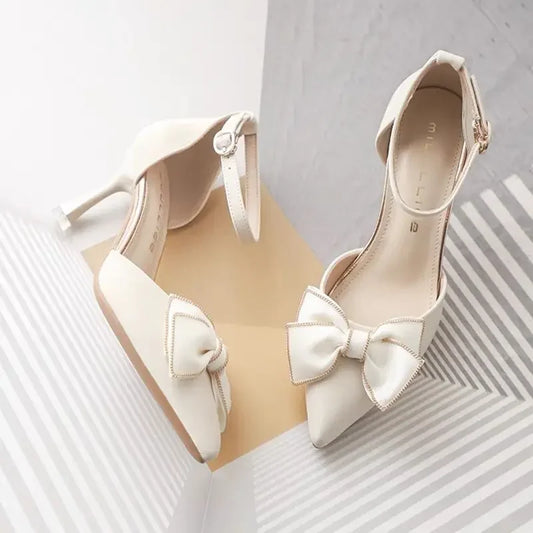 Sapatos femininos de salto médio, bico fino, modelo borboleta, elegantes, para casamentos e festas de noivado, na cor branca, de grife.