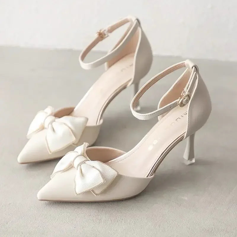 Sapatos femininos de salto médio, bico fino, modelo borboleta, elegantes, para casamentos e festas de noivado, na cor branca, de grife.