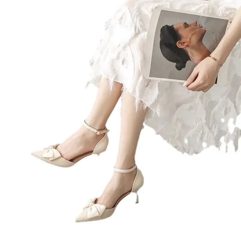 Sapatos femininos de salto médio, bico fino, modelo borboleta, elegantes, para casamentos e festas de noivado, na cor branca, de grife.