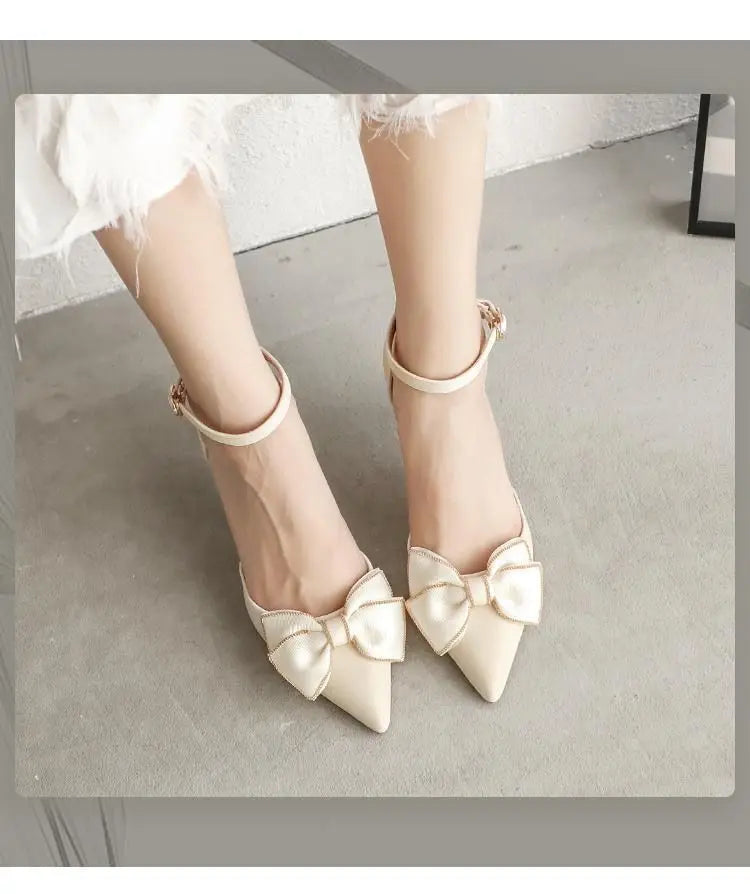 Sapatos femininos de salto médio, bico fino, modelo borboleta, elegantes, para casamentos e festas de noivado, na cor branca, de grife.