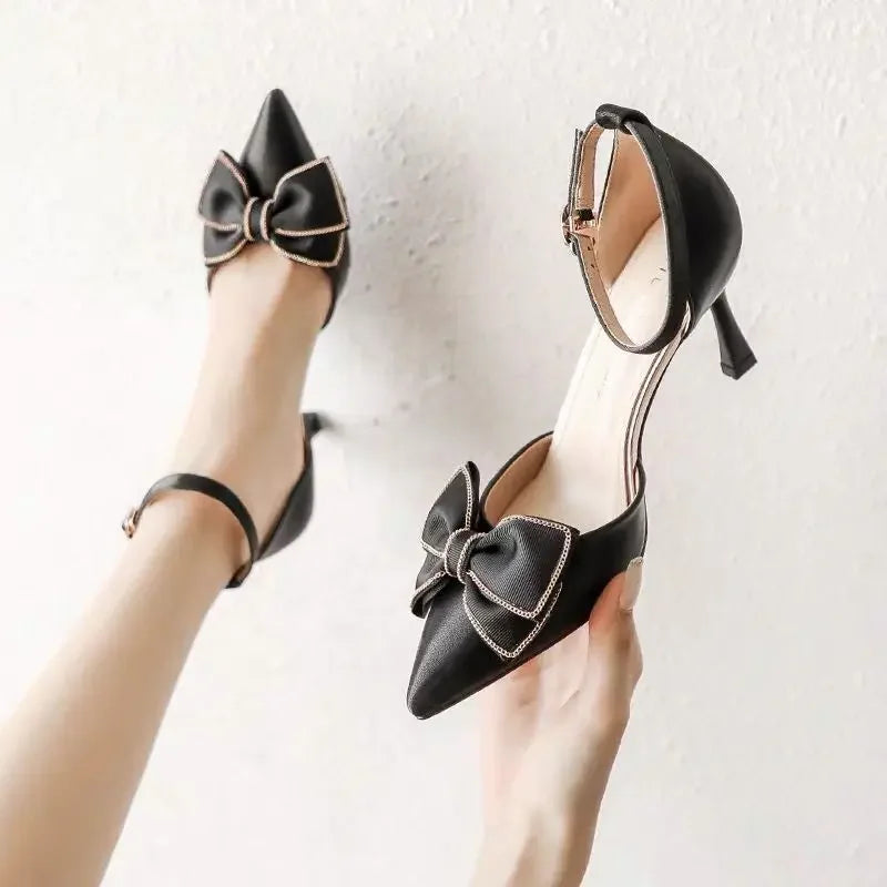 Sapatos femininos de salto médio, bico fino, modelo borboleta, elegantes, para casamentos e festas de noivado, na cor branca, de grife.