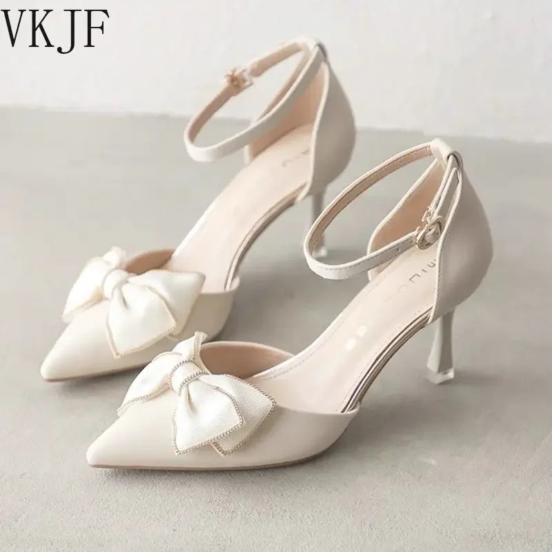 Sapatos femininos de salto médio, bico fino, modelo borboleta, elegantes, para casamentos e festas de noivado, na cor branca, de grife.