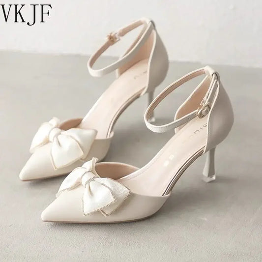 Sapatos femininos de salto médio, bico fino, modelo borboleta, elegantes, para casamentos e festas de noivado, na cor branca, de grife.