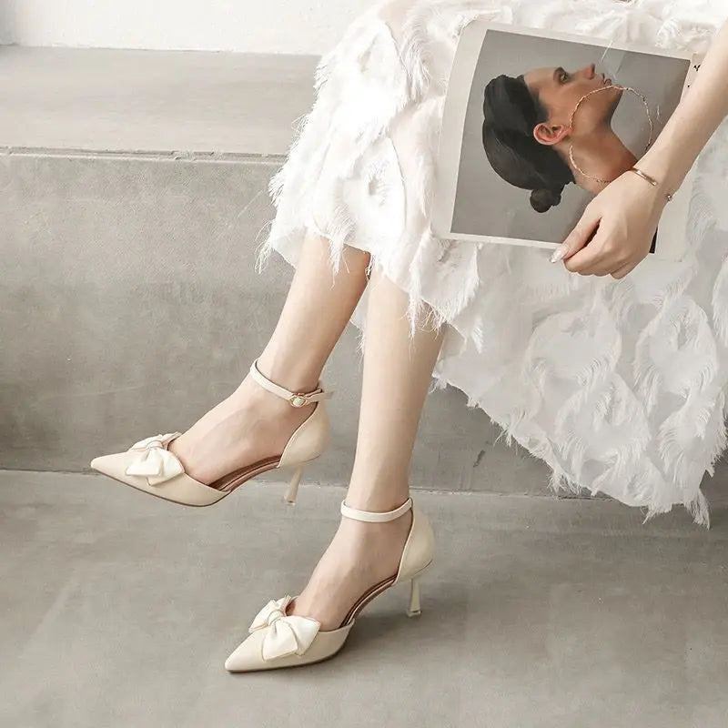 Sapatos femininos de salto médio, bico fino, modelo borboleta, elegantes, para casamentos e festas de noivado, na cor branca, de grife.