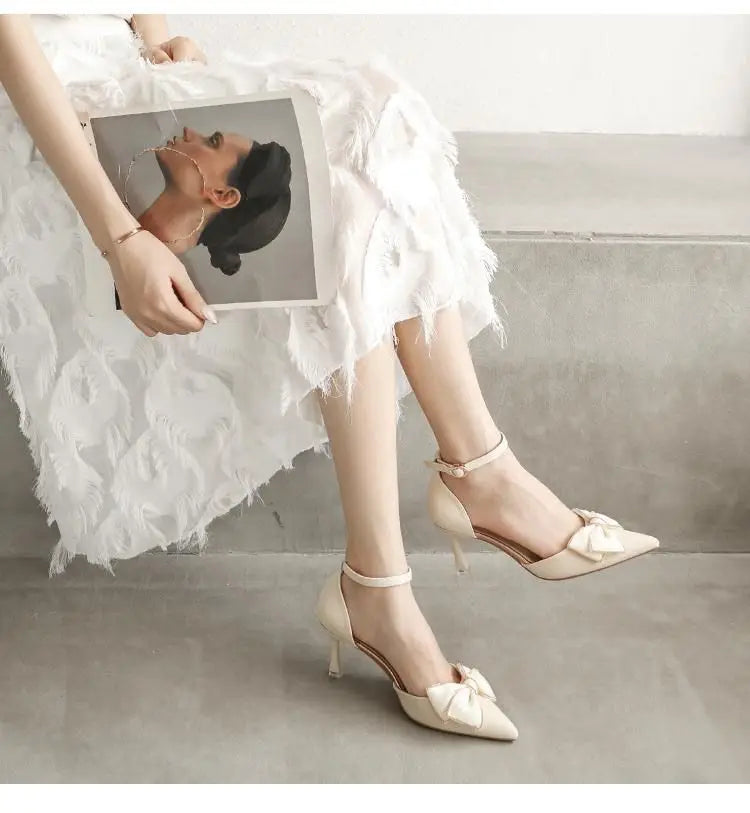 Sapatos femininos de salto médio, bico fino, modelo borboleta, elegantes, para casamentos e festas de noivado, na cor branca, de grife.