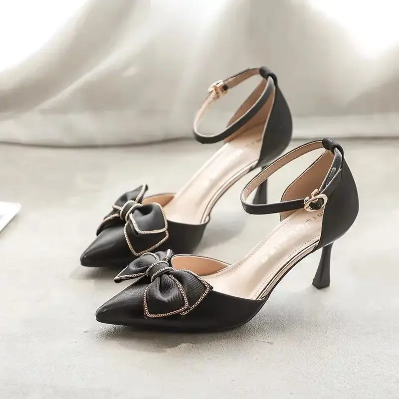 Sapatos femininos de salto médio, bico fino, modelo borboleta, elegantes, para casamentos e festas de noivado, na cor branca, de grife.