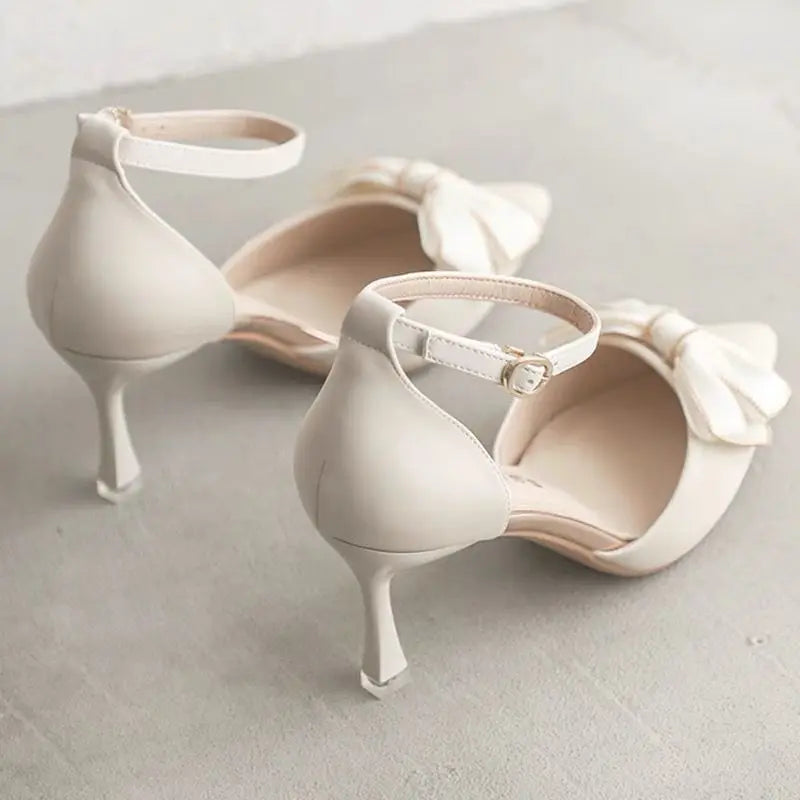 Sapatos femininos de salto médio, bico fino, modelo borboleta, elegantes, para casamentos e festas de noivado, na cor branca, de grife.